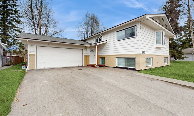 Campbell Park Casa | Modern home w/ water and mountain views, spacious deck, BBQ, & nearby activities
