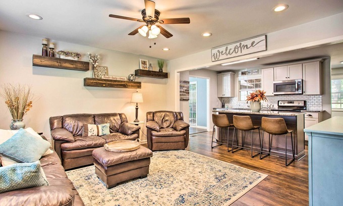 Clemson Casa | ¡NUEVO! Hogar moderno con patio + terraza, 1 milla a Clemson U!