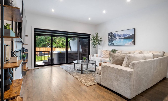 Niagara Falls Casa | Modern home with Hot-tub, Centrally located in Niagara Falls
