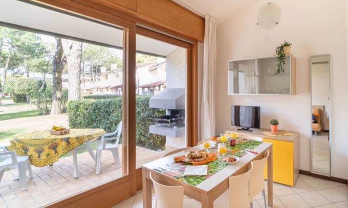 Bibione Lido dei Pini Apartamento | Casa moderna con jardín y piscina.