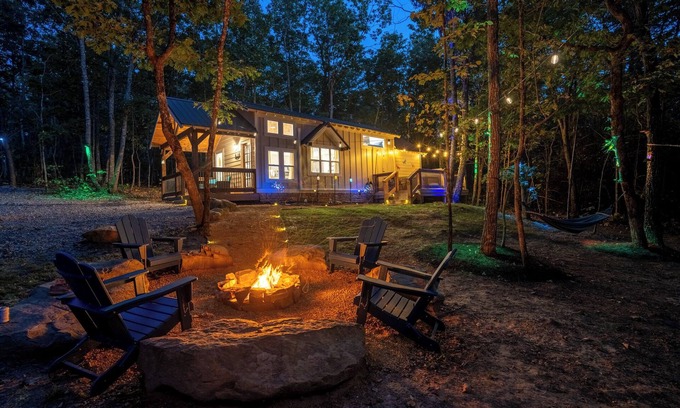 Menlo Cabina | Modern Home with Hot Tub, Grill, Fire-pit and Zip Line