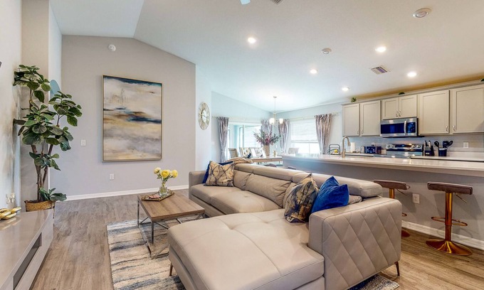 Palmetto Casa | Modern Home with Sunroom and Dazzling Kitchen