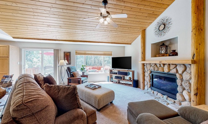 Three Rivers Casa | Modern home with washer/dryer, central AC, fireplace & deck