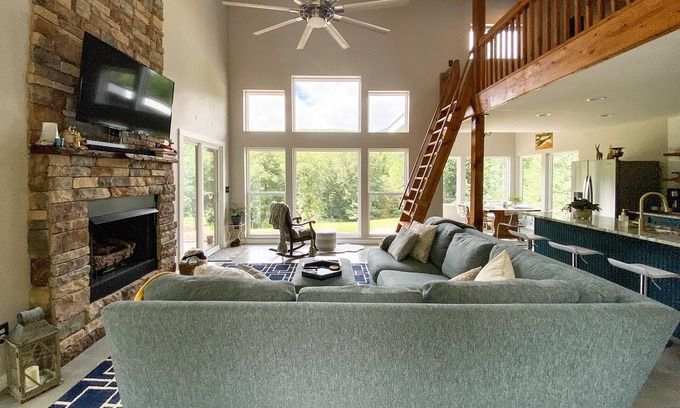 Ellijay Casa | Modern home, year-round mountain view, 30acres, hot tub, orchards & wineries