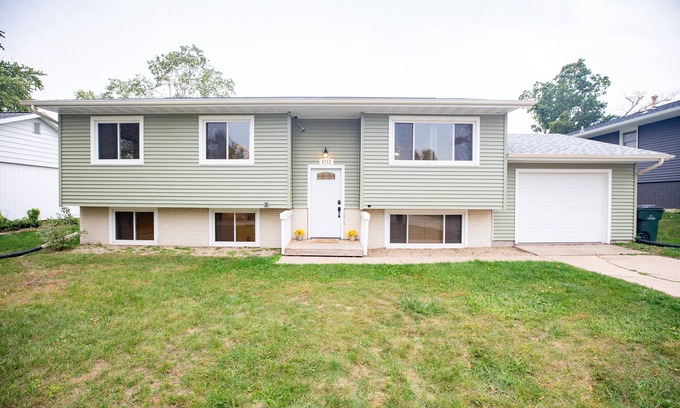 Cedar Rapids - Iowa City Casa | Modern & Homely 4 Bdr NE House by the Golf Course