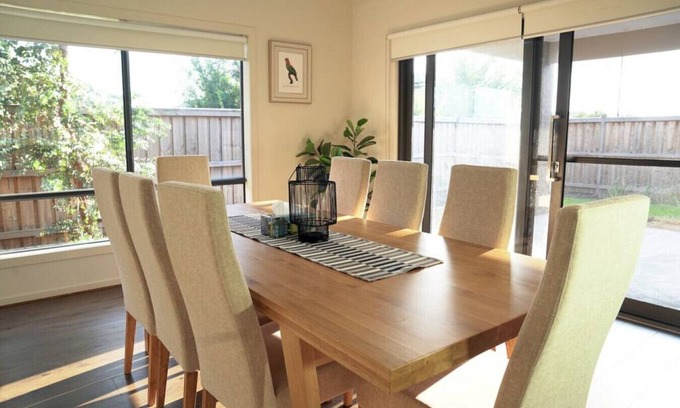 Pakenham Casa | Modern Homly 6BRM House for Big Group at Pakenham