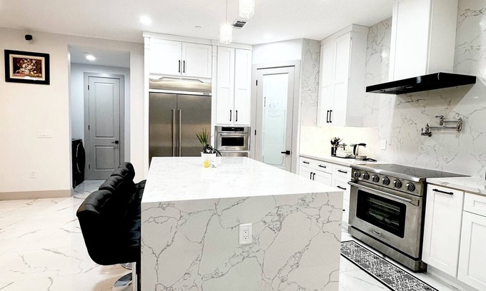 Westminster Casa | Modern House, 6 Bedrooms- 9 beds, 6.5 Smart Bathrooms, near Disney & Beach