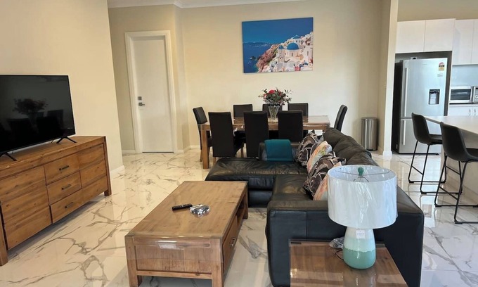 Seaton Casa | Modern house between Airport and Sea