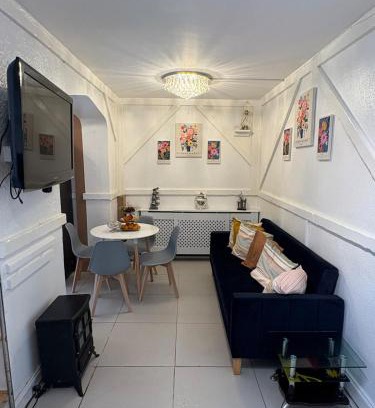 Abbey Wood Apartamento | Modern House -contractors and family sleep 7 with parking
