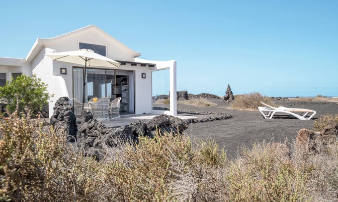 Teguise Casa | Casa moderna "El Loft" con vistas al mar y a la montaña, Wi-Fi y terraza