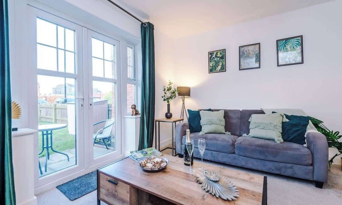 Crewe Casa | Modern house, ideal for contractors, sleeps 8!