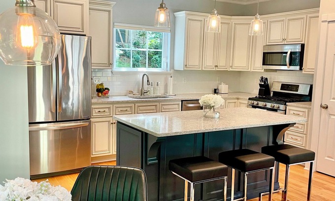 Clifton Casa | Modern House in Clifton Gaslight - 3 BR 3BA with Walkable Shops and Restaurants