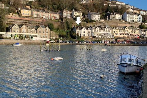 Looe Casa | Modern House in Looe, Near Beach and Bars with Great Views and free access to a nearby Indoor Swimming Pool