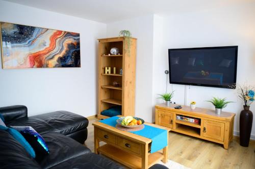 Bramcote Casa | Modern house , Perfect for business trip & Families holiday or working proffesionals-5 min from M1 J25 , 500MB Wi-Fi , Netflix , Fully equiped kitchen , Asda supermarket 5 min walk , Free Secure parking with CCTV ,available monthly deals