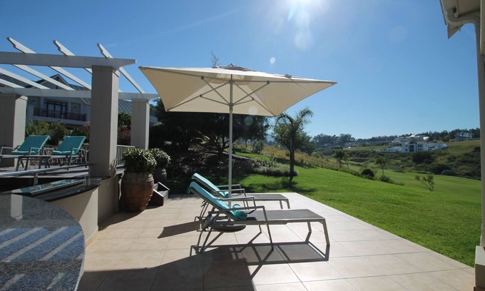 George Casa | Casa moderna, piscina climatizada con energía solar y fantásticas vistas, en el Kingswood Golf Resort