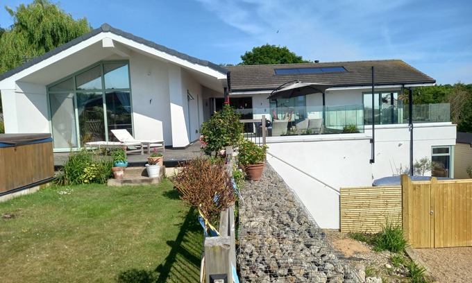 Minster on Sea Casa | Modern House With Stunning Views, hot Tub, 6 min to Beach, Outdoor Pool