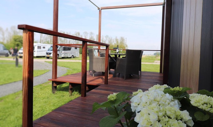 Menaldum Chalet De Esquí | Modern house with a beautiful view of Friesland