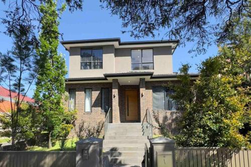 Burwood Casa | Modern house with Arcade games in a good location