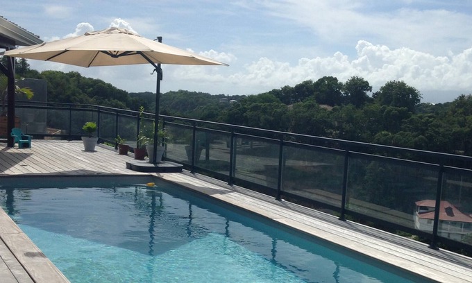 Les Abymes Casa | Casa moderna con piscina!