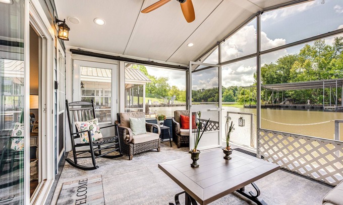 Bainbridge Cabaña | Modern Houseboat on Flint River w/ Dock!