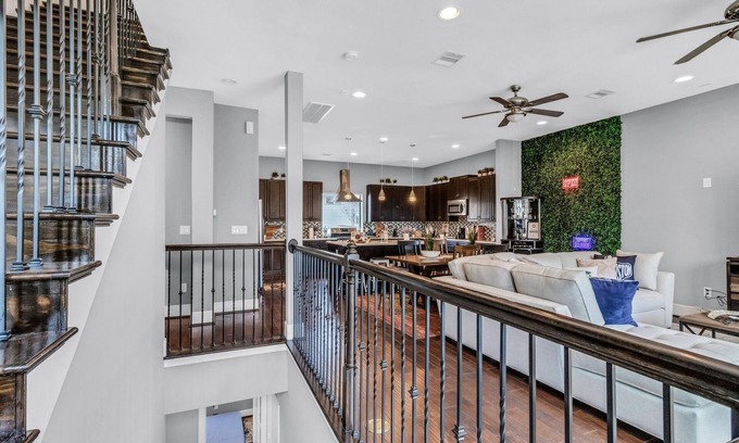 South Central Houston Casa | Modern, Houston Inspired House W/ Best Views Of Downtown! - Less Than 1 Mile To Eado/midtown Bars 3 Bedroom Home by Redawning