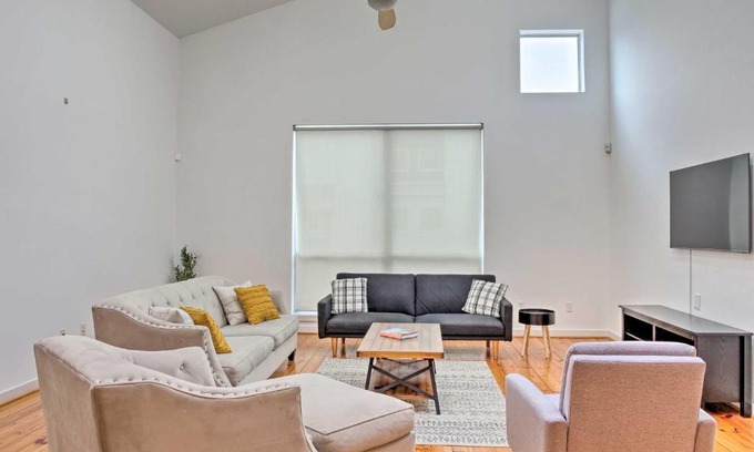 Astrodome Casa | Modern Houston Townhome with Balcony 5 Mi to Dtwn!