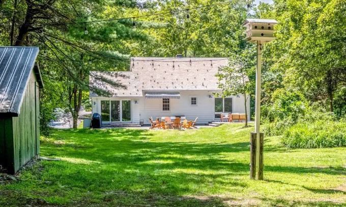 Hyde Park Cabaña | Modern Hudson Valley Creekside Retreat + Hot Tub!
