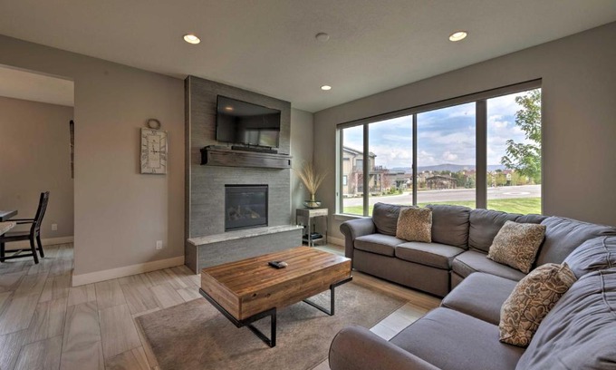 Ogden Casa | Modern Huntsville Resort Retreat with Deck and Hot Tub