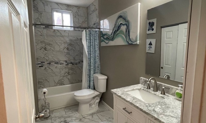 St. Louis Apartamento | Modern Hyde Park Retreat {Renovated 2BR with Stylish Updates & Prime Location}