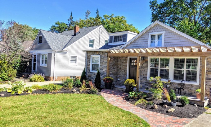Bay Village Casa | Modern industrial chic open concept home - 15 mins from Downtown