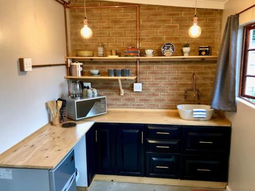 Warner Beach Apartamento | Modern Industrial Cottage