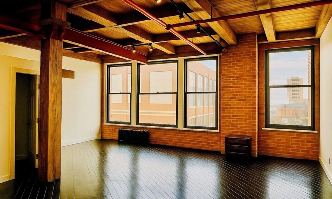 Greektown Historic District Apartamento | Modern Industrial Loft w/ Brick &Hardwood- Free Utilities!