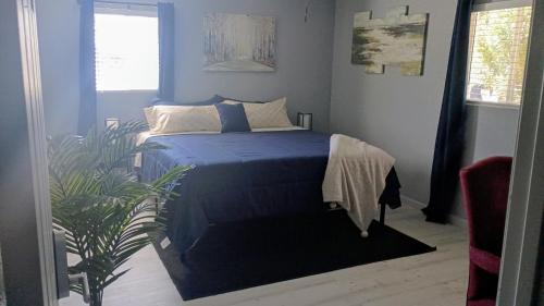 Alamogordo Casa | Modern Industrial Oasis Private Room with King Bed WiFi FREE Parking and More