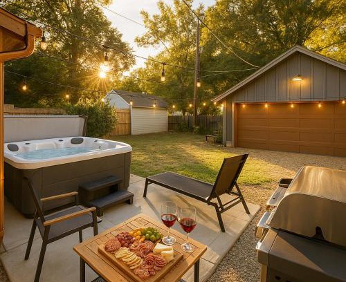 Indianapolis Casa | Modern Indy Getaway Near Butler, Fairgrounds & Broad Ripple Hot Tub