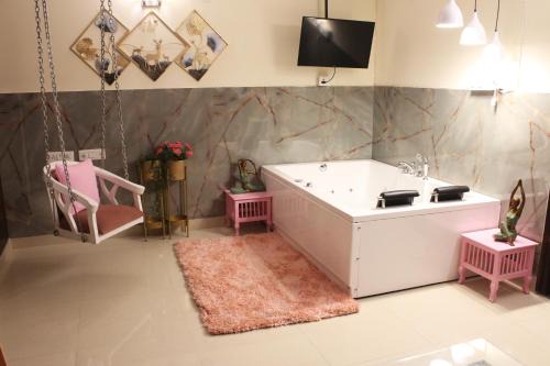 Greater Kailash Apartamento | Modern Jacuzzi Hot Tub 1BHK Suite South Delhi 3