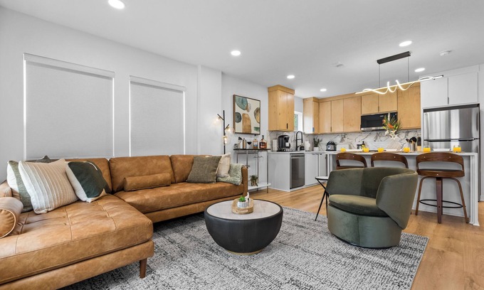 Oak Cliff Apartamento | Modern Japandi 2BR w/ Parking & EV Charger