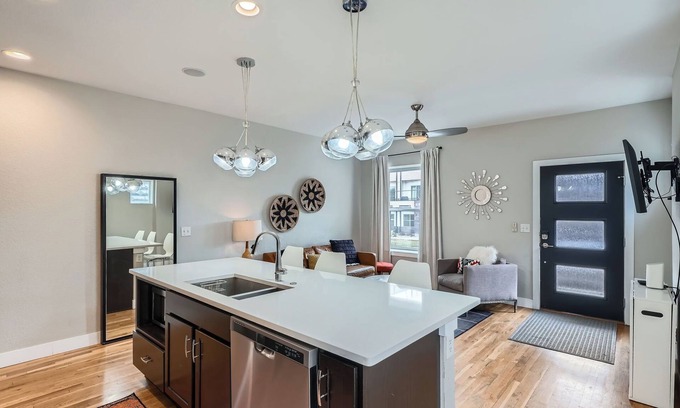 Jefferson Park Casa | Moderno Jefferson Park Duplex! Minutos al centro, acuario, Lohi y Highlands