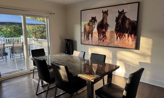 Jericho Casa | Modern Jericho 3BR Top Floor, Walk to everything