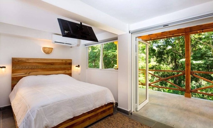 Puerto Bahia Apartamento | Estudio moderno en la jungla con jacuzzi cerca de una playa tranquila