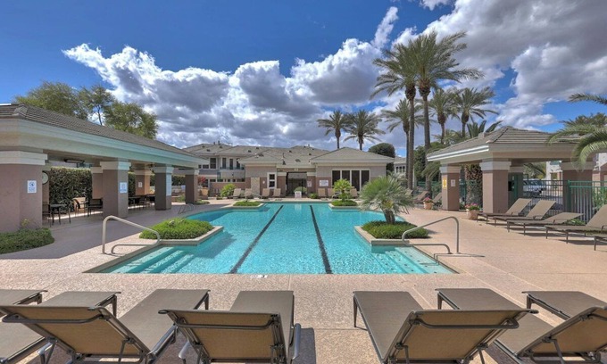 Kierland Condominio | Modern Kierland Condo w/Shared Pool + Close to Dining and Shopping!