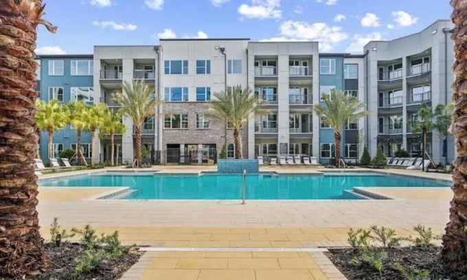 Southside Apartamento | Modern King Bed Deerwood Pool Gym Downtown Jax I95