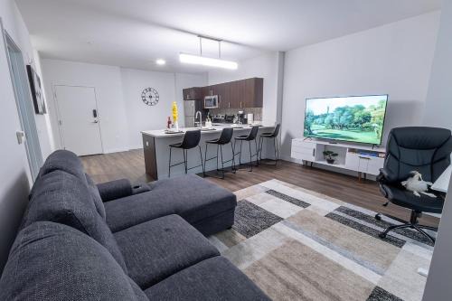 Downtown Wilmington Apartamento | Modern King Suite Downtown Walkable Pool & Gym