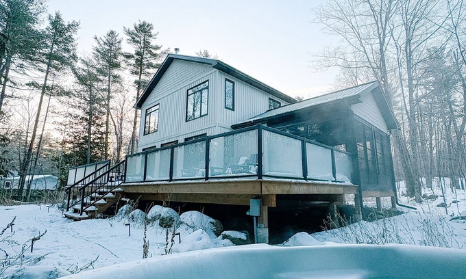 Lanark Highlands Casa | Modern Lake House on White Lake