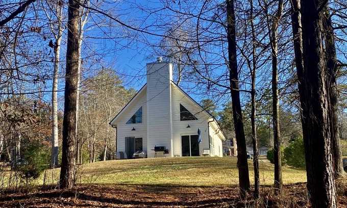 Murrayville Casa | Modern Lake House w/ private Dock — Near Dahlonega and Wineries!