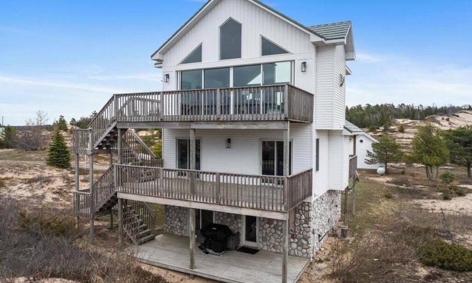 Harbor Springs Casa | Modern Lake Michigan Retreat! Stunning Views & Cozy Fireplace in Sturgeon Bay
