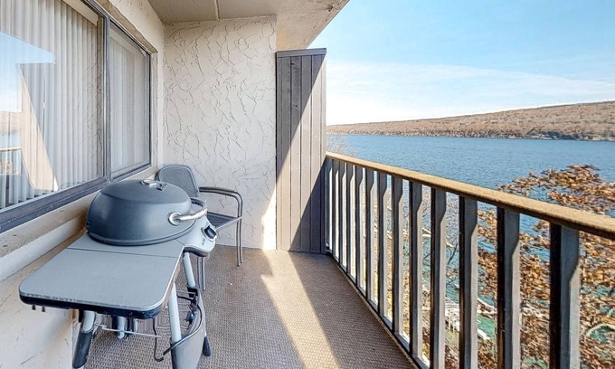 Canandaigua Condominio | Modern lake-view condo near skiing with balcony, fireplace, W/D & full kitchen