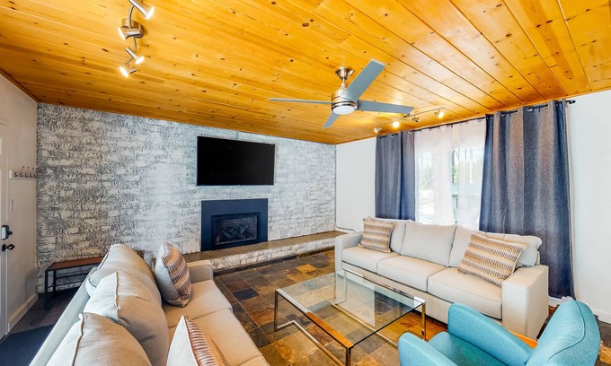 Kings Beach Chalet De Esquí | Modern lake-view hotel - all eight rooms - dog-friendly - near beach & golf