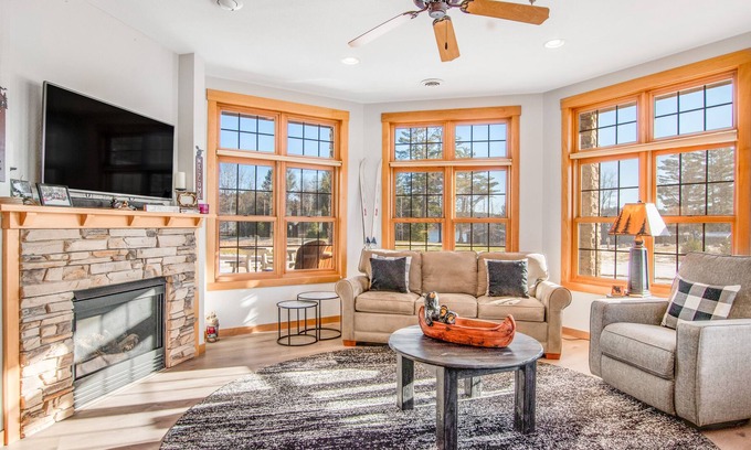 Three Lakes Condominio | Modern lakefront condo with grill, W/D, gas fireplace, indoor pool, & hot tubs