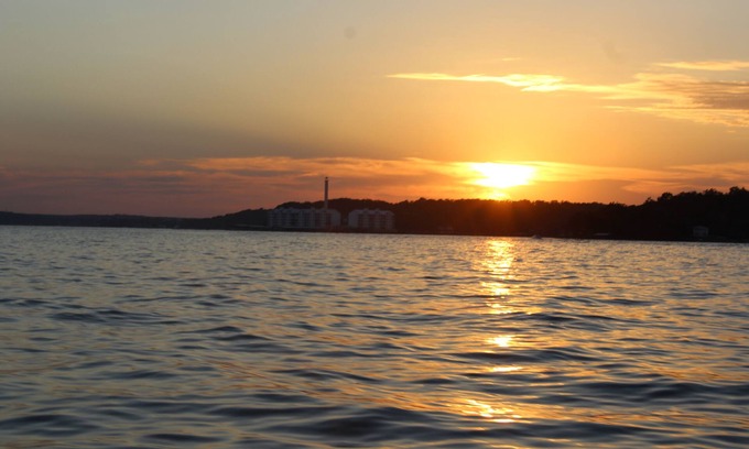 Lake Ozark Condominio | Condominio moderno frente al lago en Monarch Cove con deslizamiento de barco - Horseshoe Bend