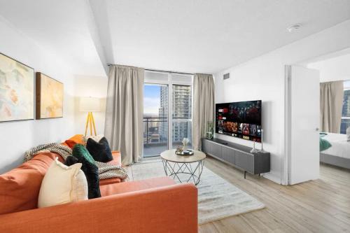 Bathurst Quay Apartamento | Modern Lakefront Esc Stylish 2BR Condo with Patio